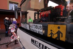 Dzieci z Mariupola poszły pierwszy raz do polskiej szkoły. Odprowadziła ich minister edukacji