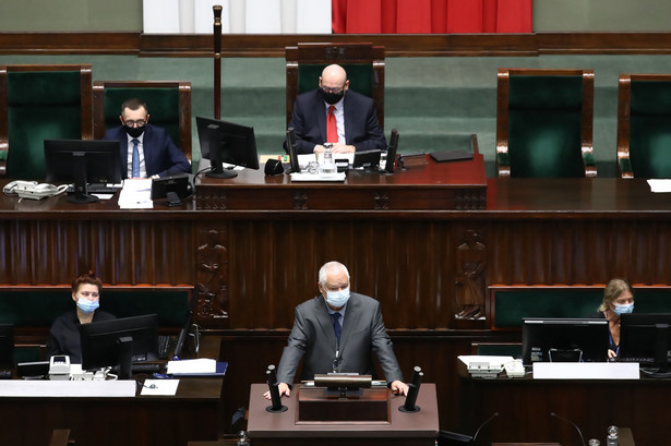 prezes NBP Adam Glapiński na sali obrad Sejmu