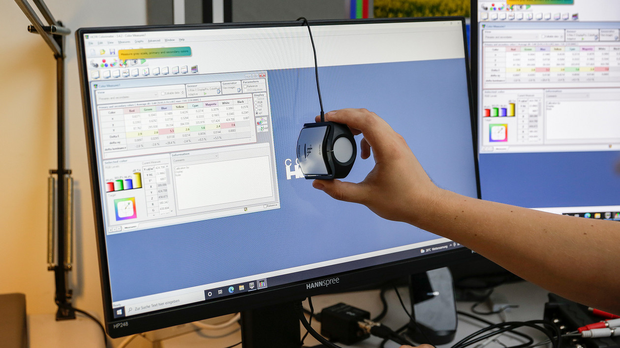 Jak dokładnie monitory 4K wyświetlają kolory i jasność? Testerzy w laboratorium Komputer Świat określają to za pomocą specjalnych urządzeń pomiarowych