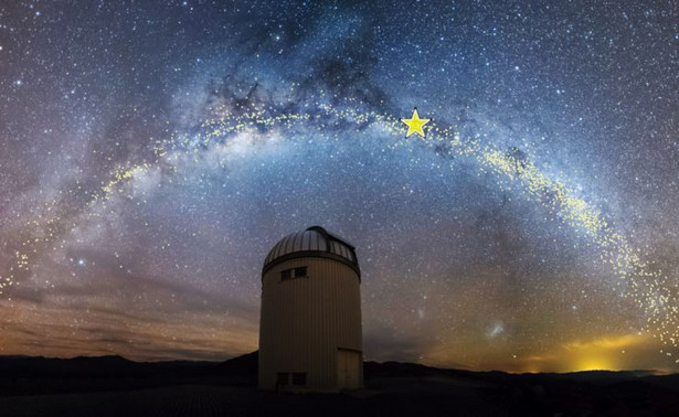 Droga Mleczna nad teleskopem projektu OGLE w Obserwatorium Las Campanas w Chile. Symbol gwiazdy wskazuje położenie nowo odkrytej cefeidy OGLE-GD-CEP-1884 na niebie. Pozostałe żółte kropki to inne znane cefeidy, w większości odkryte przez projekt OGLE