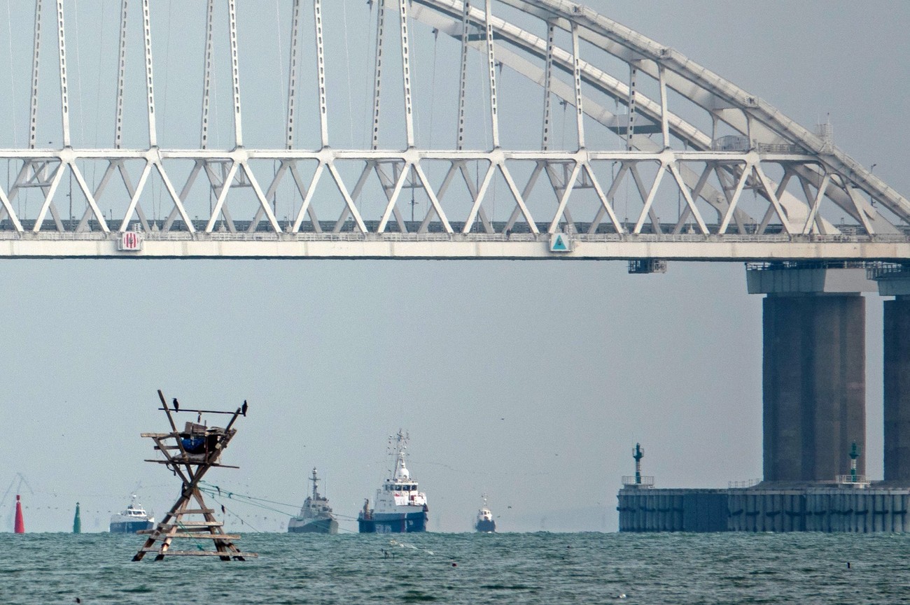 Корабль в керченском проливе. Керченский пролив Азовское море мост. Крымский мост корабли. Судоходство в Керченском проливе. Корабли в Керченском проливе.