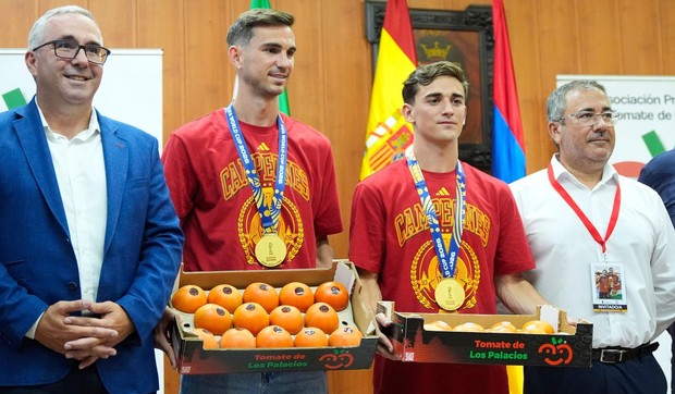 Ruis (llevo) and Gavi sa gajbicom paradajza | Foto: Getty Images