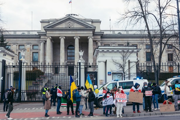 Protest przed budynkiem ambasady Rosji w Warszawie