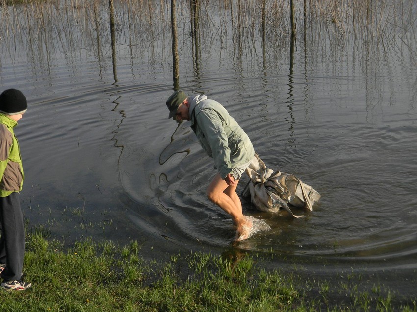 Kako bi proverili šta je u njemu izneli ga na obalu