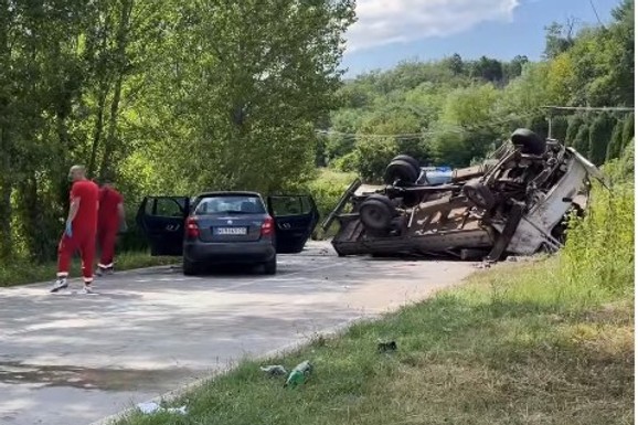 (FOTO/VIDEO) VOZILO ZAVRŠILO NA KROVU, SVE VRVI OD POLICIJE! Prve slike i snimci teške saobraćajne nesreće kod Niša: Ima mrtvih i povređenih