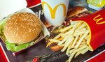 Kanapka Drwala 2021 znów w ofercie McDonald's. Kiedy pojawiła się po raz pierwszy? Co wchodzi w jej skład? Ile ma kalorii? Ile kosztuje w zestawie?