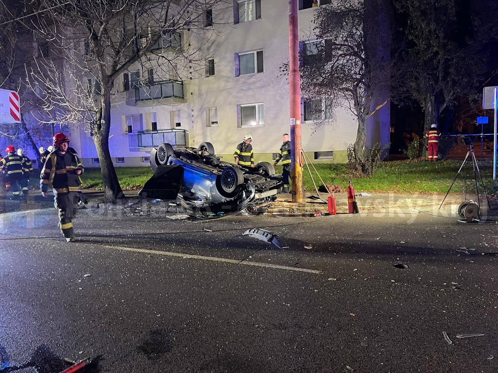 Vodič sa ťažko zranil pri dopravnej nehode v Bratislave.