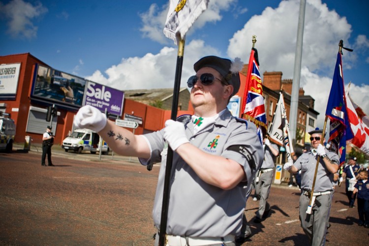 Co roku północnoirlanddzy  lojaliści urządzają marsze, które maja podkreślić ich przywiązanie do brytyjskiej korony. Obchody te są często żródłem konfliktów z miejscowymi katolikami