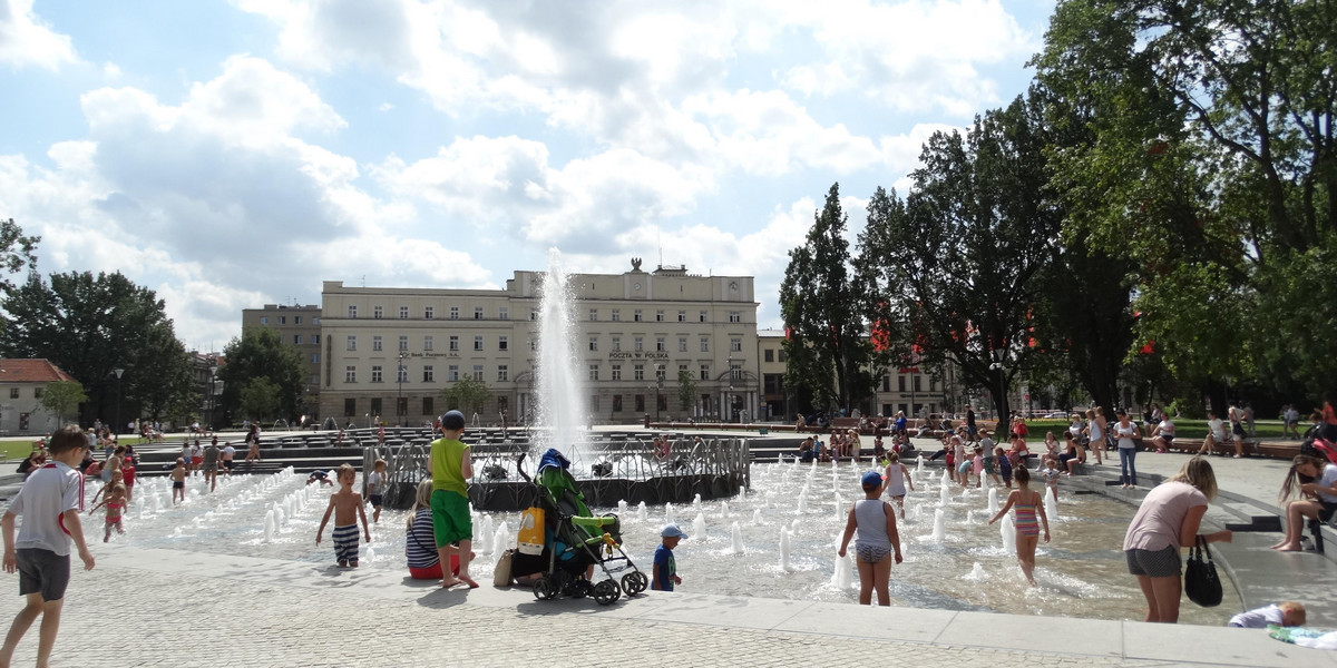 Kąpiel w fontannie sposobem na upały