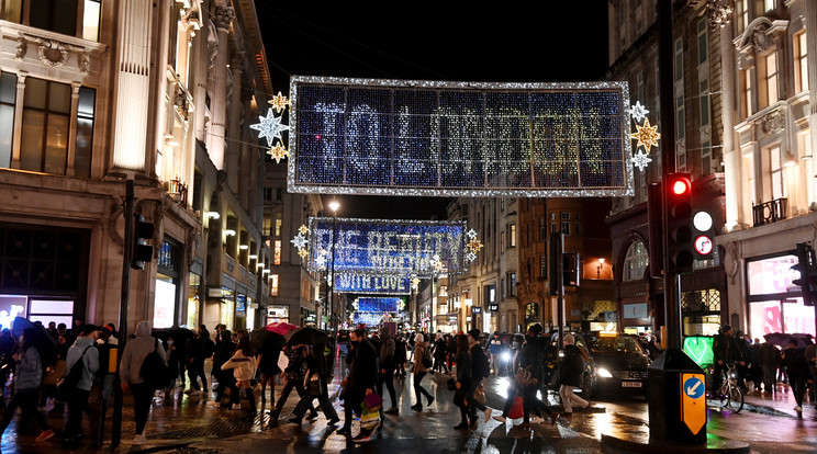 Boris Johnson bejelentése után elárasztották a vásárolni vágyók Londonban a rendkívül népszerű, feldíszített Oxford streetet - a karácsonyi ajándékvásárlást próbálták pánikszerűen befejezni. A tömeg ezen a népszerű helyen normális lenne, máskor is ez van karácsonykor - de most a járvány miatt kissé érthetetlen / Fotó: EPA/FACUNDO ARRIZABALAGA
