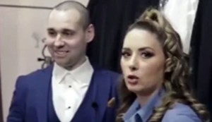 Milica Kon zakopčava takmičaru šlic