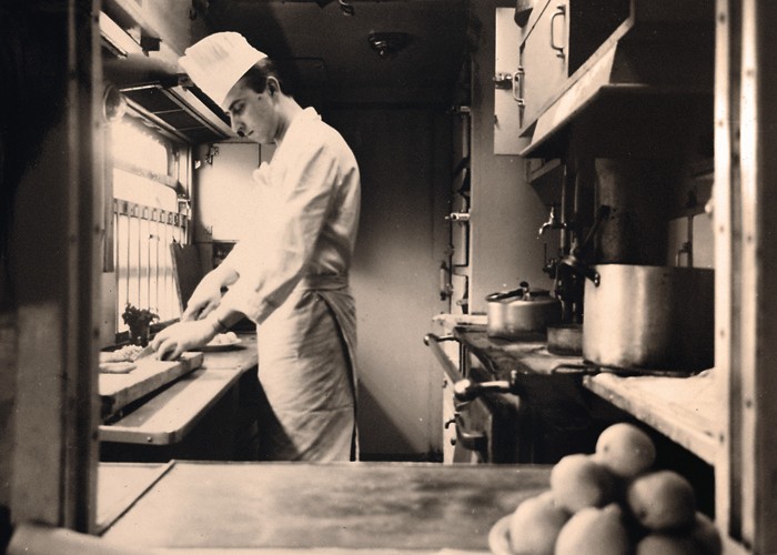 Wars zajmuje się obsługą wagonów gastronomicznych, poza tym obsługuje także wagony sypialniane i kuszetki. Głównym odbiorcą usług spółki jest PKP Intercity, od którego Wars dzierżawi wagony. PKP Intercity jest również większościowym akcjonariuszem spółki – do przewoźnika należy 50,02 proc. akcji, a Skarb Państwa posiada pozostałe 49,98 proc.