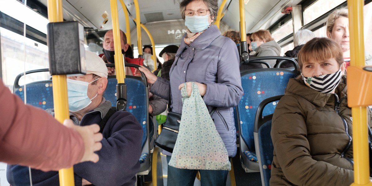 17.11.2020 Lubin, ludzie w autobusie miejskim