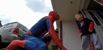 Spiderman odwiedził chorego chłopca na urodzinach!