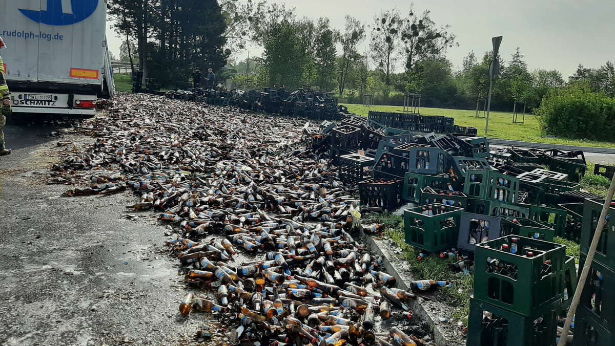 Rano na rondzie w Czarlinie (woj. pomorskie) wysypał się ładunek z samochodu ciężarowego. Ulicę zablokowały setki butelek piwa.
