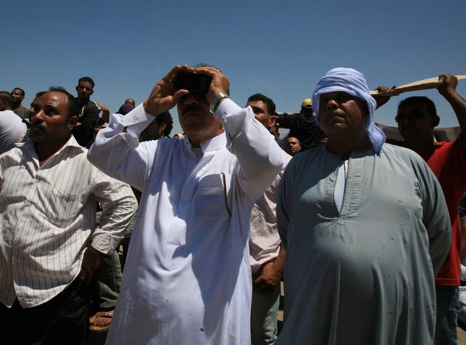 Tłum obserwuje proces dyktatora na ekranach przed siedzibą policji w Kairze