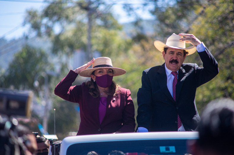 Prezydent Xiomara Castro wraz z małżonkiem, byłym prezydentem Hondurasu, Manuelem Zelayą 