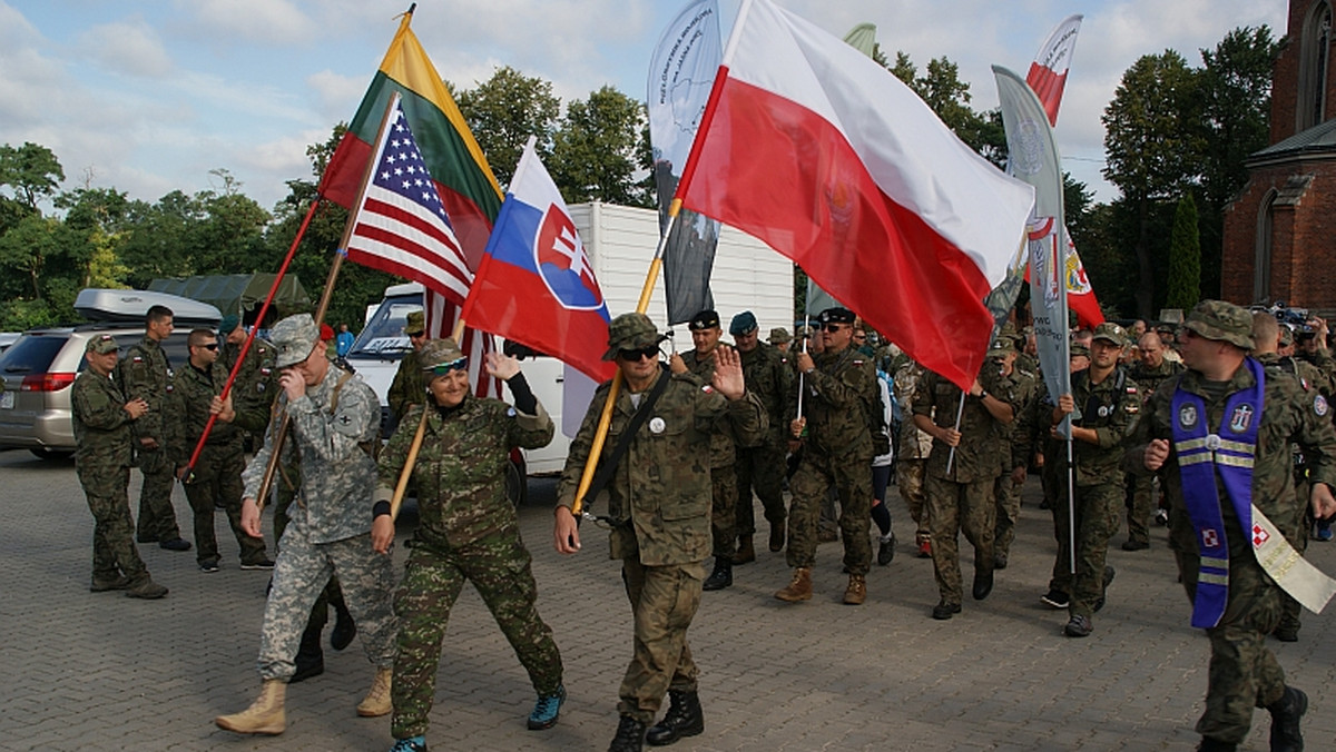 Ponad 400 żołnierzy i pracowników wojska z Polski, Stanów Zjednoczonych, Słowacji, Litwy, Niemiec i Chorwacji maszeruje w 25. Pieszej Pielgrzymce Żołnierzy na Jasną Górę. Grupa już w najbliższą niedzielę, po dziewięciu dniach wędrówki, dotrze do Częstochowy. Dzień później weźmie udział w uroczystych obchodach Święta Wojska Polskiego.