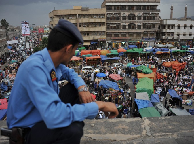 Policjant pilnujący porządku na targu w Sanie