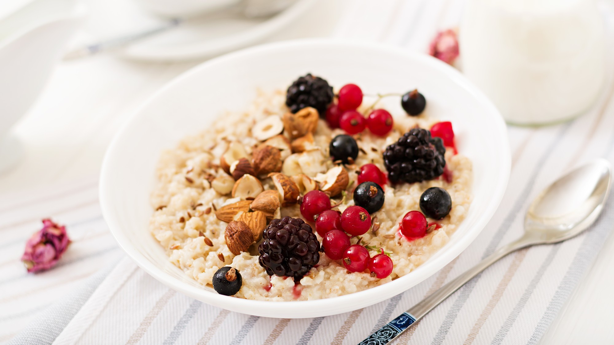 Bircher müsli. Jednoduchá ovsená kaša s ovocím a orechmi patrí medzi najobľúbenejšie zdravé raňajky na svete.
