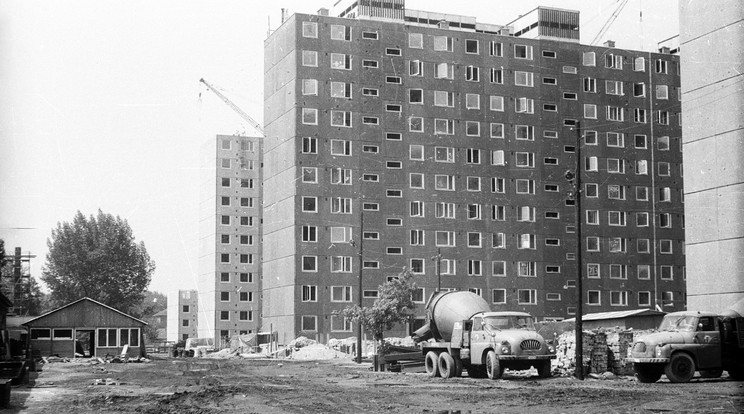 1975-ben Angyalföldön
egymás után húzták fel
a tízemeletes tömböket /Fotó: fortepan.hu