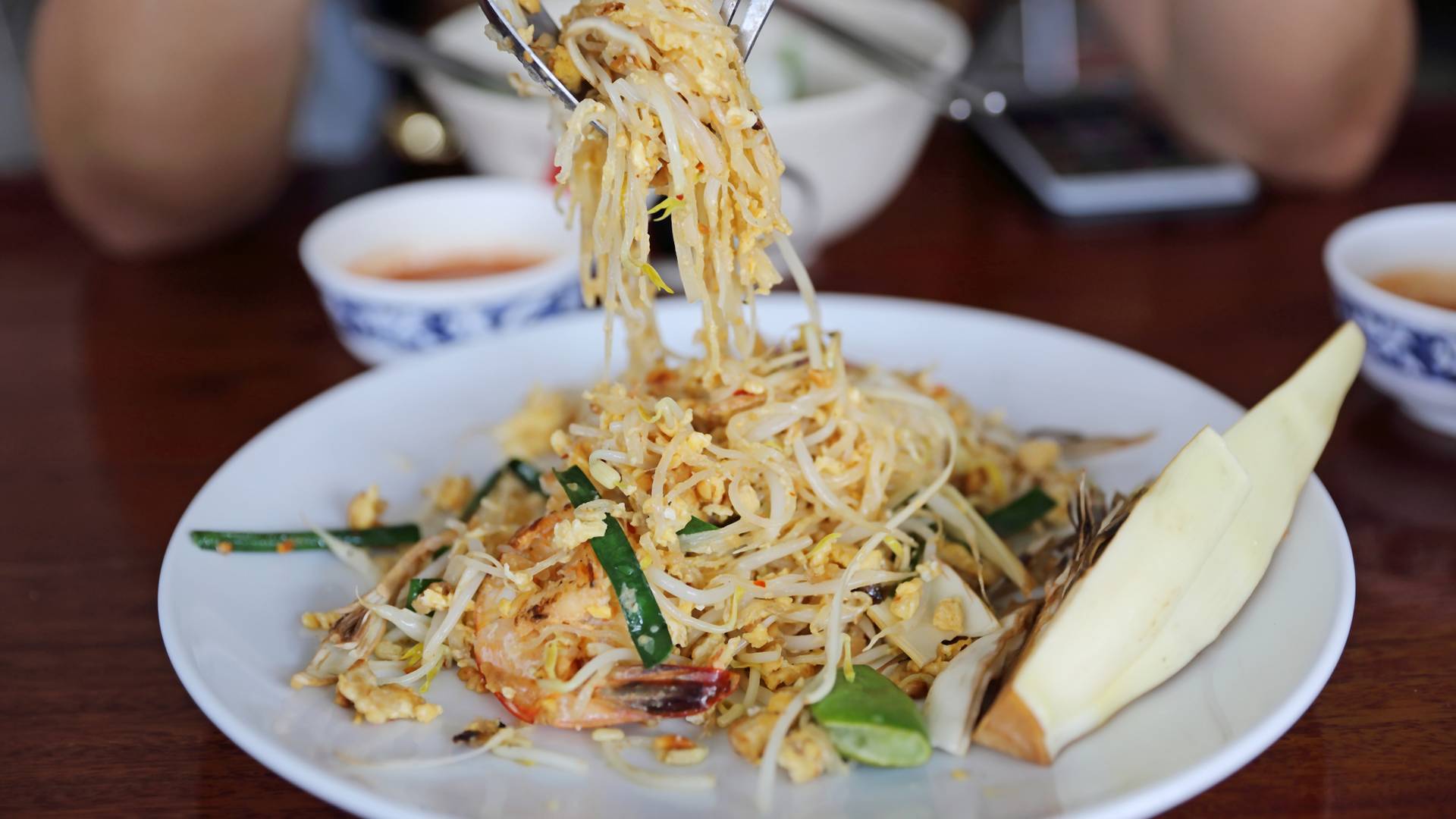 Czy Tajowie kochają pad thaia? Skąd wzięła się najpopularniejsza potrawa tajskich restauracji