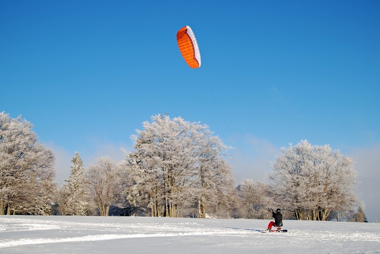 Jeżeli wolisz białe szaleństwo, będąc zimą w Niemczech warto spróbować snowkitingu.