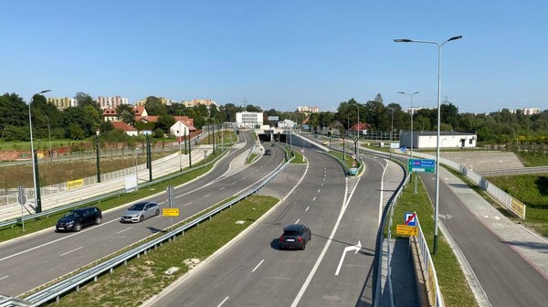 Trasa Łagiewnicka pozwala na swobodny przejazd pomiędzy południowymi dzielnicami miasta, z pominięciem wąskich, osiedlowych ulic