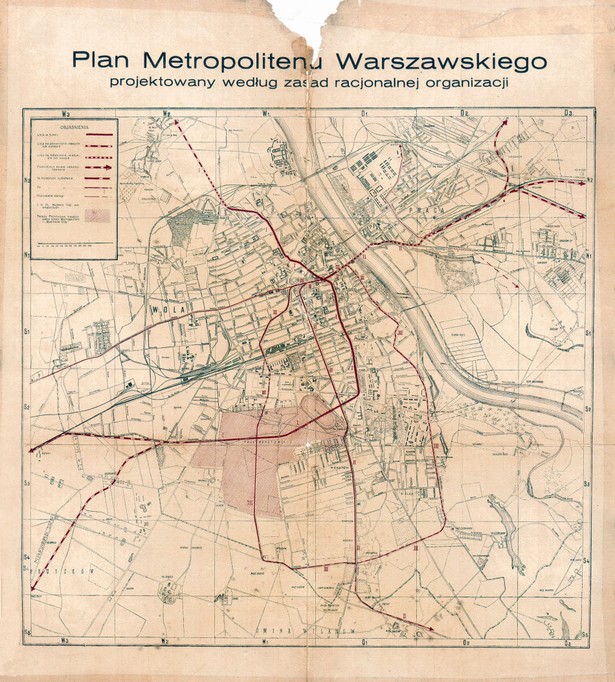 Decyzja o rozpoczęciu budowy metra zapadła jeszcze przed wojną. Pierwszym znanym szkicem warszawskiego metra jest „Plan Metropolitenu Warszawskiego projektowany według zasad racjonalnej organizacji” z pierwszych lat po odzyskaniu przez Polskę niepodległości. Uchwała w sprawie opracowania projektu kolei podziemnej została przyjęta przez władze Warszawy w 1925 roku. Na zdjęciu: Plan Metropolitenu Warszawskiego - plan rozbudowy metra wraz z kolejowymi liniami podmiejskimi, z którymi miało być połączone, źródło: Metro Warszawskie