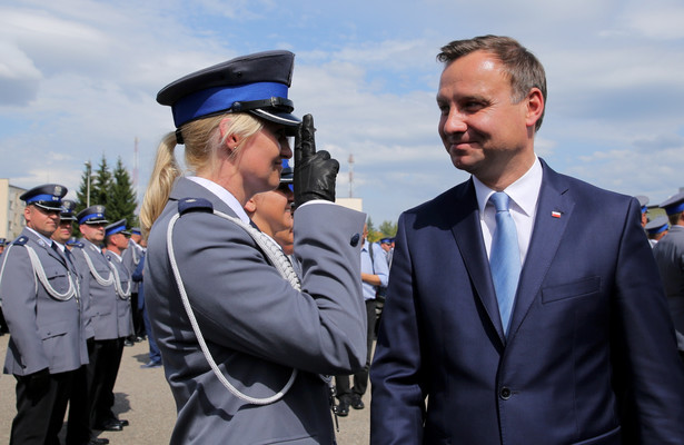Prezydent wyznaczył policjantom zadanie: Zdobyć 28 proc. Polaków