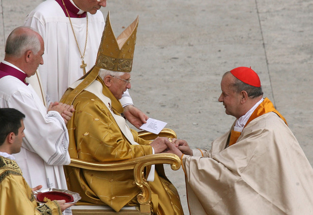 Papież Benedykt XVI w konflikcie z kard. Dziwiszem?