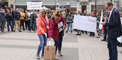 Niepokojące doniesienia z Rybnika. Nauczycielka zapraszała uczniów na marsz antycovidowców?