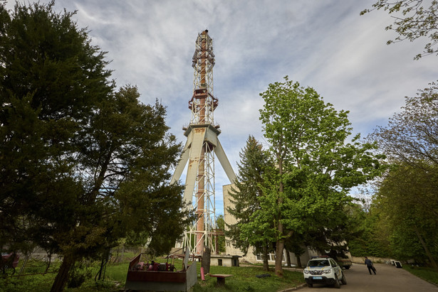 Zniszczona w wyniku rosyjskiego ataku wieża telewizyjna w Charkowie