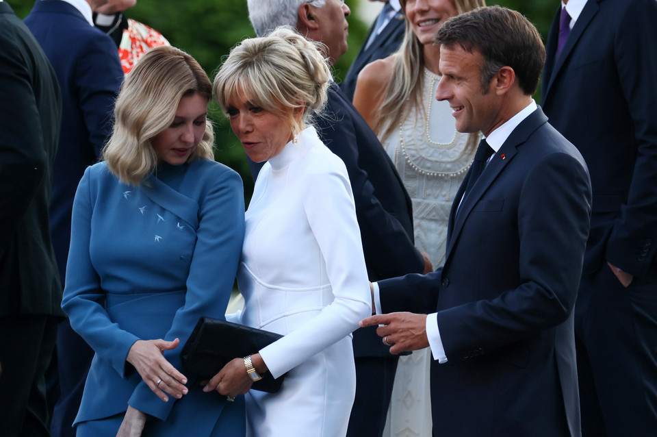 Olena Zełenska z prezydentem Francji Emmanuelem Macronem i jego małżonką Brigitte Macron
