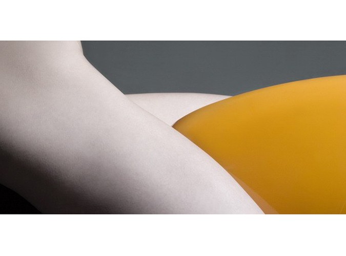 Naga kobieta i Ducati. Autorką zdjęć jest młoda artystka fotografii, Elizabeth Raab - jej specjalnością są kreatywne portrety. Ze zdjęć wykonanych jej ręką biją silne emocje. Fotografie, które możecie obejrzeć w naszej galerii można kupić w większych rozmiarach na stronie Ducati Art.