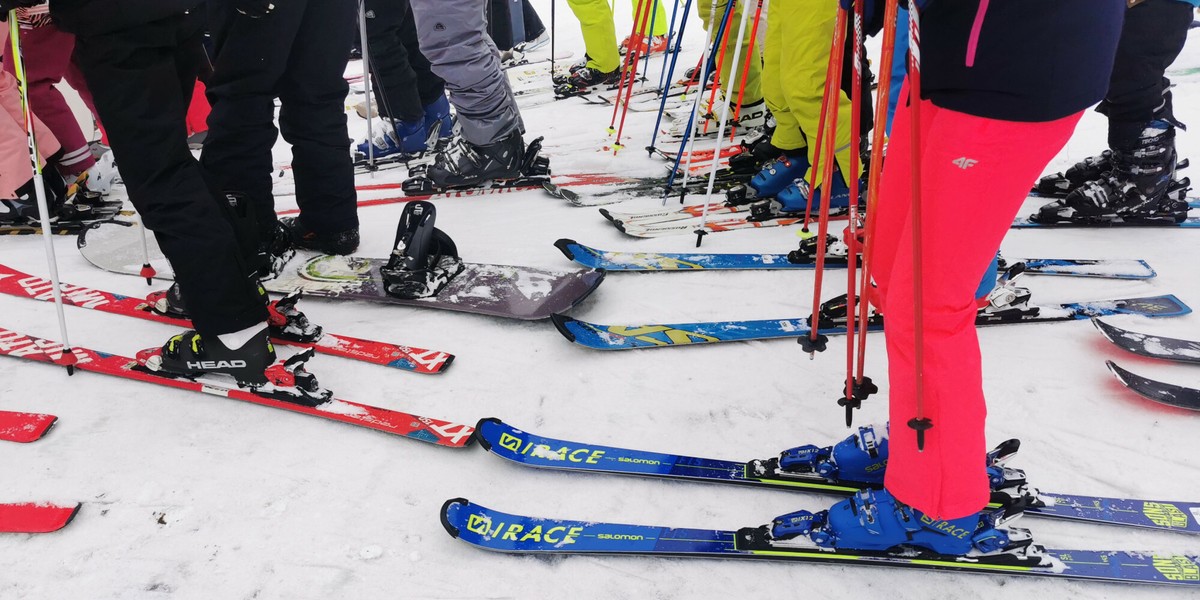 W poniedziałek trzy stoki w Wiśle otwarte były dla osób uczestniczących w programie "edukacyjnych zajęć sportowych". [Zdjęcie ilustracyjne z 26 grudnia 2020 r. sprzed zamknięcia stoków].