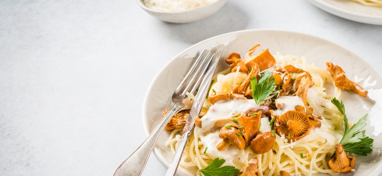 Pyszny obiad na wtorek. Podajemy przepis, Ty gotujesz. Makaron z kurkami i kurczakiem