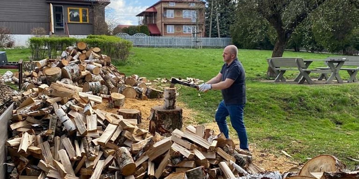 Paweł Kowal odreagowuje rąbiąc drewno.