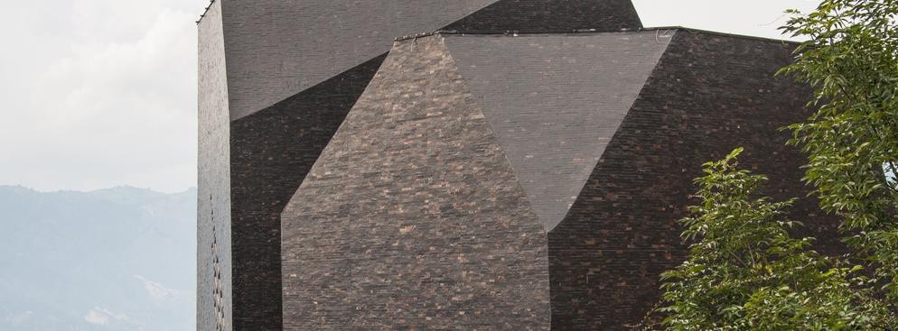 <strong>Biblioteka Hiszpańska w kolumbijskim Medellín</strong>
<br></br>
Trzy czarne bryły, niczym ociosane kawałki węgla albo rzucone kamienie górują nad kolumbijskim Medellin. Gmachy biblioteki usytuowane są na wzgórzu w parku, zwanym parkiem bibliotek. Gmachy projektował Giancarlo Mazzanti, a ich realizację współfinansowała Hiszpania, stąd nazwa - Biblioteka Hiszpańska (hiszp. Parque Biblioteca España). 
<br></br>