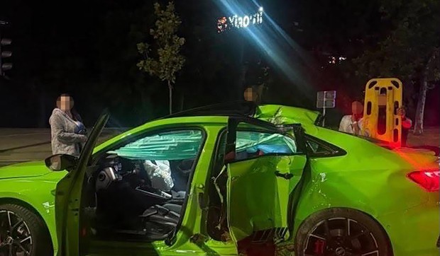 Auto u kom je teško povređena devojka nakon driftovanja