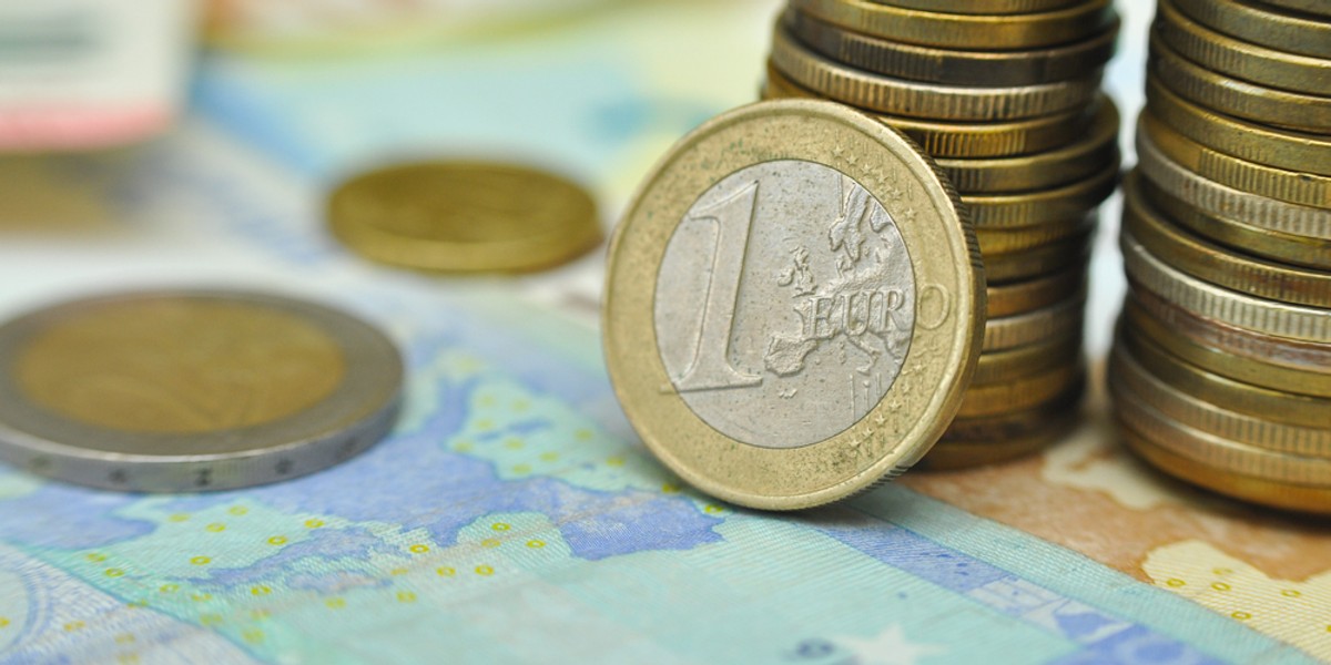 Markit Economics opublikował dane PMI w sektorze usług i przemysłu dla strefy euro i Niemiec. Kurs EURUSD nie zareagował na dzisiejsze odczyty PMI i kształtuje się na poziomie 1.1560.