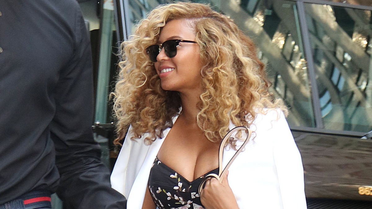 Seksowna Beyonce eksponuje duży biust