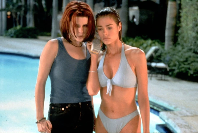 Deniz Ričards sa Niv kembel 1998. godine u filmu "Wild things"