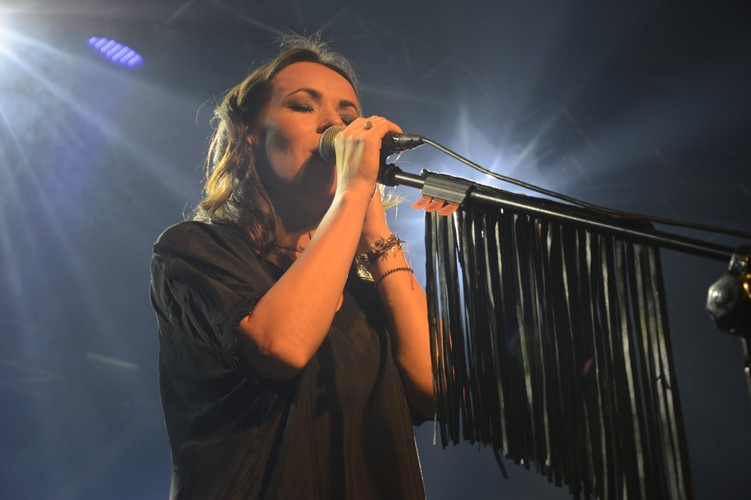 Kasia Kowalska na scenie klubu Stodoła. Warszawa, 25 listopada 2018 roku