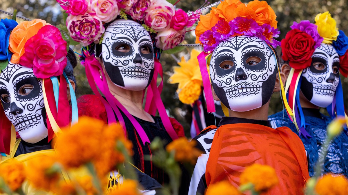 Día de Muertos to Dzień Zmarłych, który jest hucznie świętowany w Meksyku