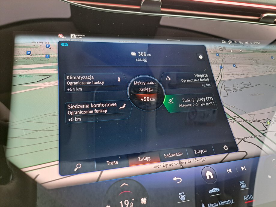 Mercedes EQS SUV - komputer pokładowy podpowiada, co można wyłączyć, by zyskać kilka lub nawet kilkadziesiąt kilometrów zasięgu.
