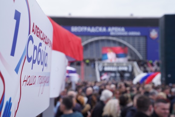 "Novosti" reagovale na procenu Arhiva javnih skupova o broju ljudi ispred Arene tokom skupa SNS: "Potvrdili da nisu relevantni, radili procenu na snimcima iz jednog ugla nastalim 4 sata pre skupa"