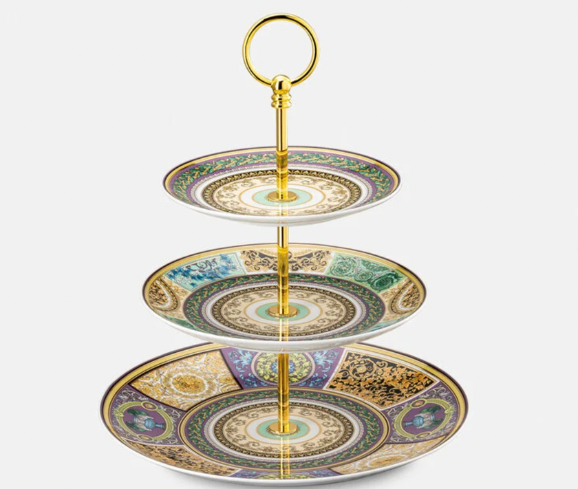 Porzellan-Étagère mit drei Etagen im Barock-Mosaik-Motiv von Versace Home für 599 Franken.