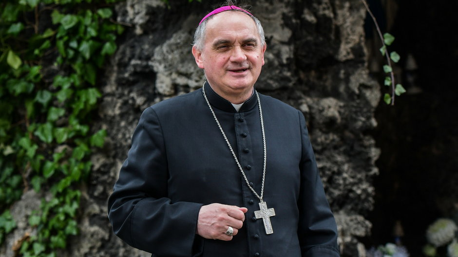 Biskup bydgoski  Krzysztof Włodarczyk ma poważny problem. W tym roku wyświęcił tylko jednego nowego księdza, a trzech zmarło