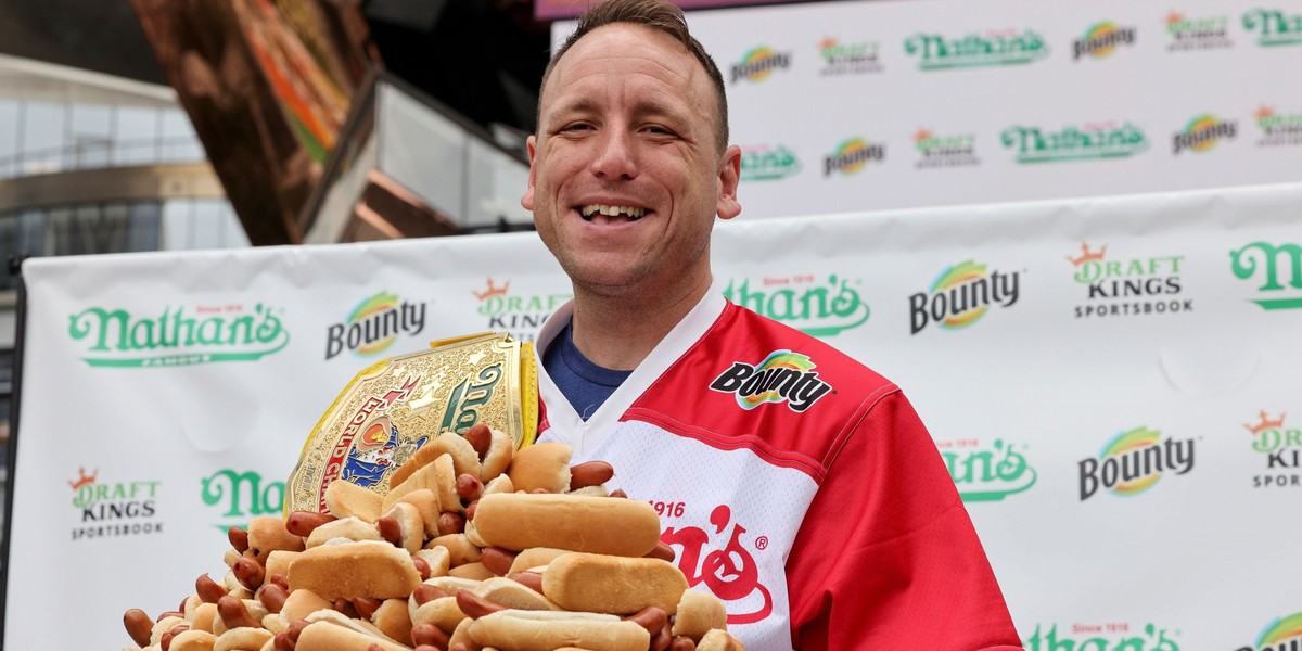 Joey Chestnut zjadł 83 hod dogi w 10 minut i pobił rekord świata w tej kontrowersyjnej dyscyplinie.